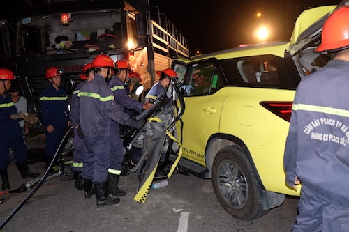 Va cham xe tai va taxi o Da Nang anh 1