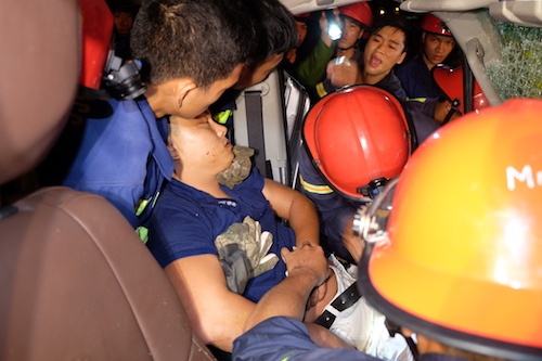 Va cham voi xe tai, tai xe taxi ket cung trong cabin hinh anh