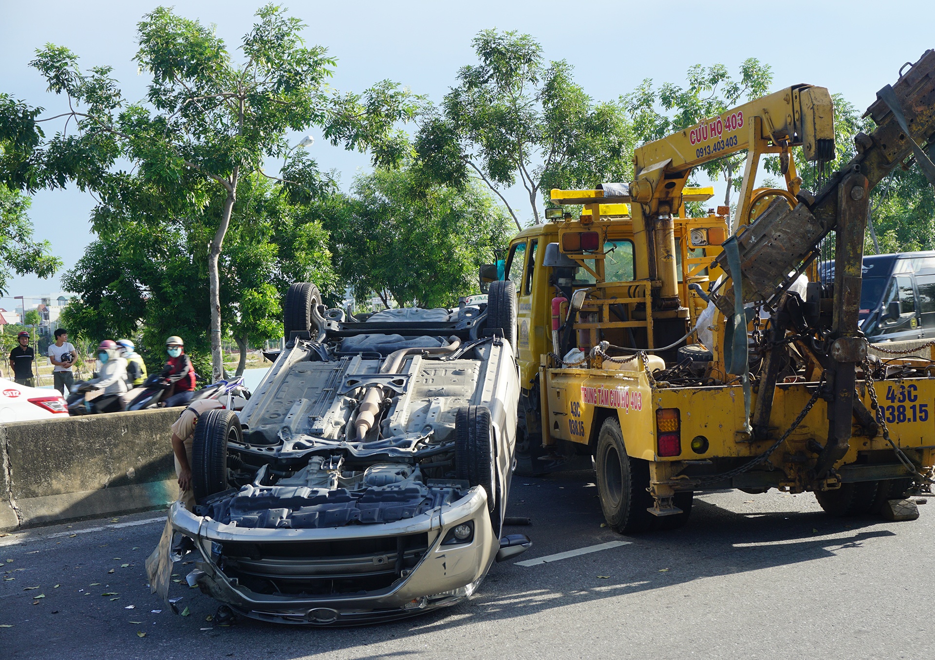 Toyota Vios lat ngua tren duong sau va cham hinh anh