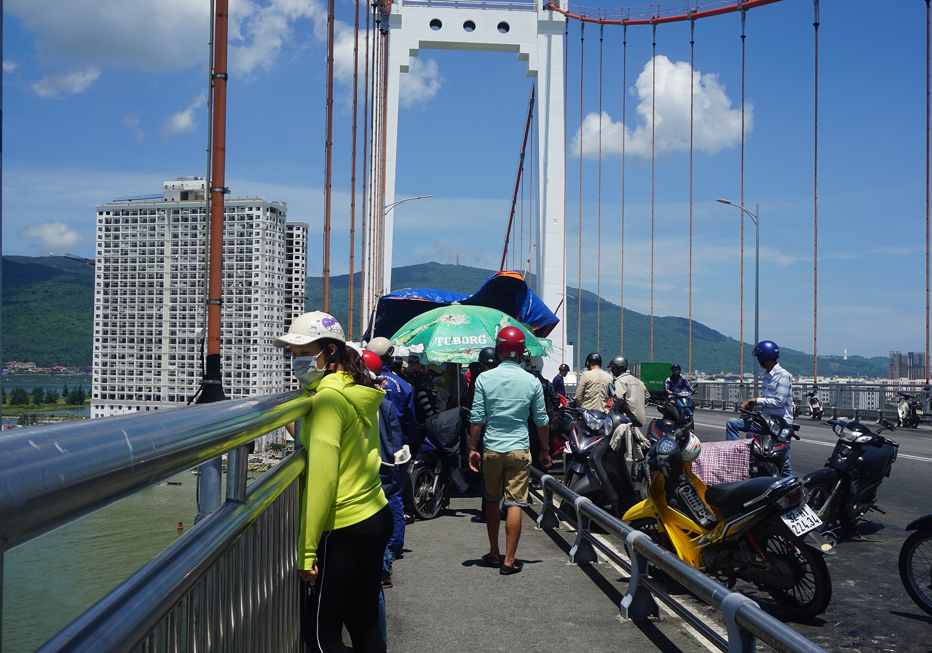 Bo xe tren cau Thuan Phuoc, nam thanh nien nhay xuong song Han tu tu hinh anh