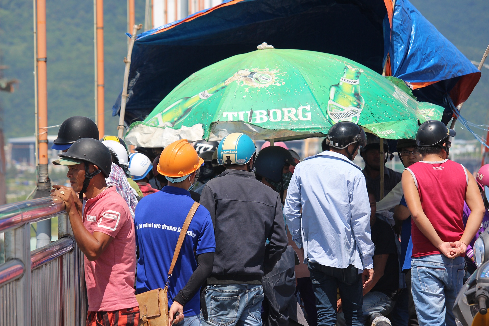 Nam thanh nien nhay song Han tu tu hinh anh