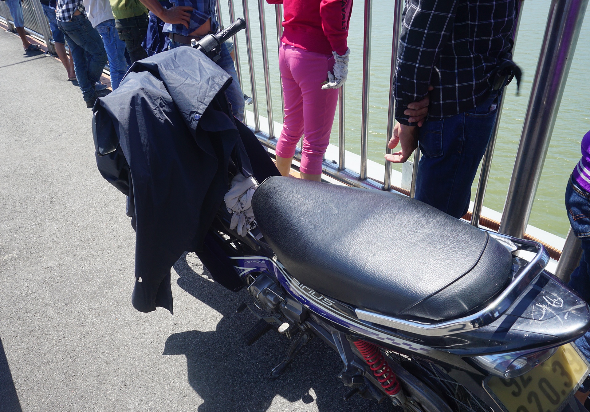 Nam thanh niên nhảy cầu tự vẫn ảnh 2 Nam thanh nien nhay cau tu van anh 2