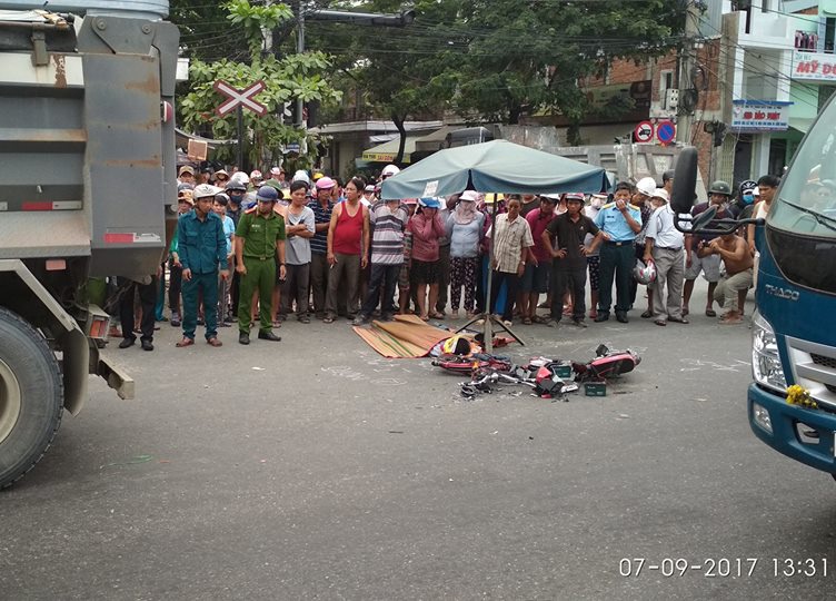 Nu sinh lop 8 di xe dap dien bi xe tai tong thiet mang hinh anh