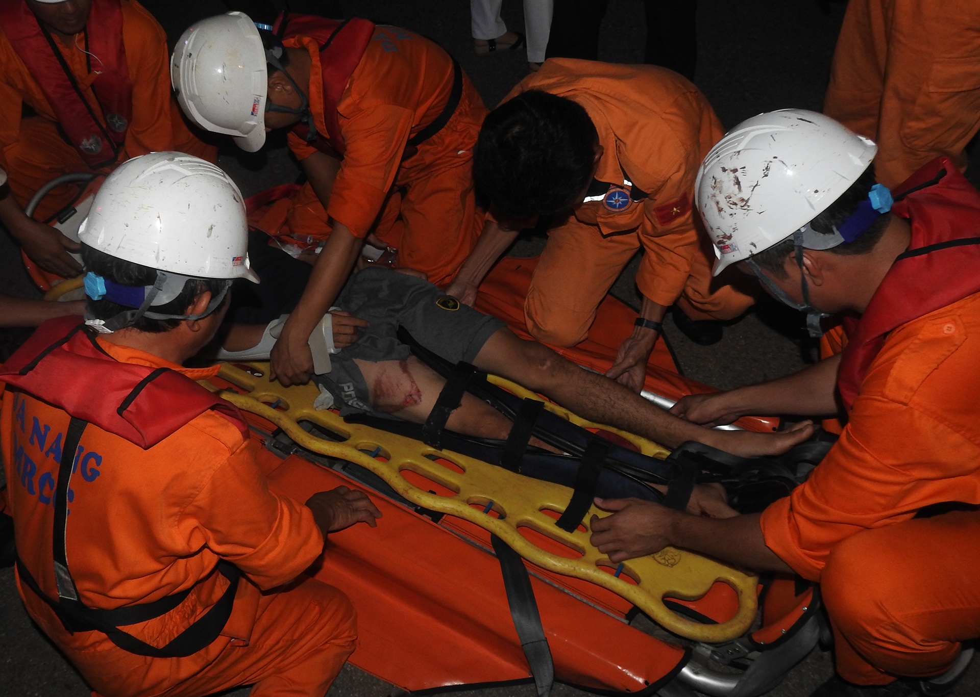 Dua thuyen vien gap nan tren bien ve Da Nang dieu tri hinh anh