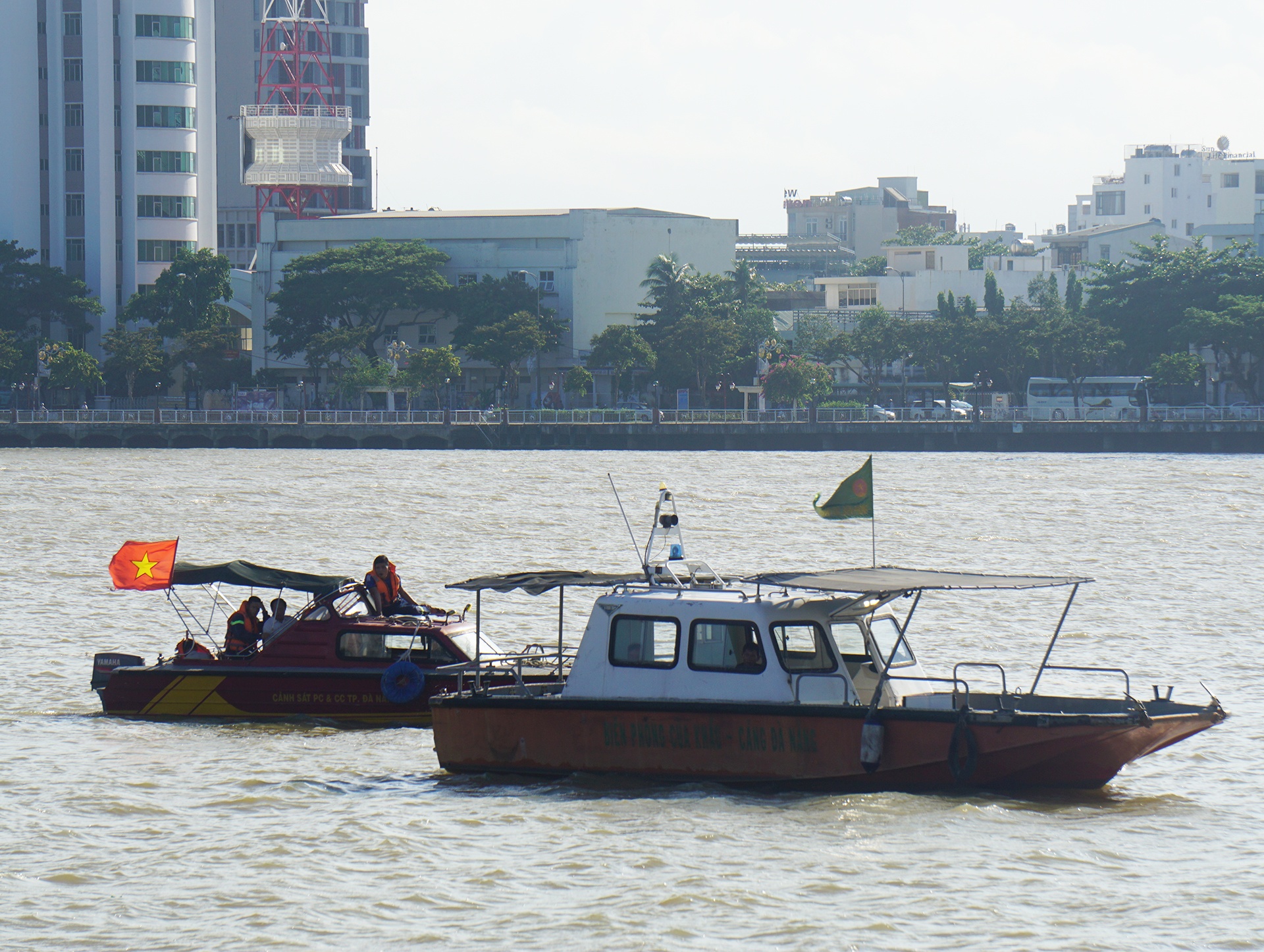 Nguoi dan ong cau ca roi xuong song Han mat tich hinh anh