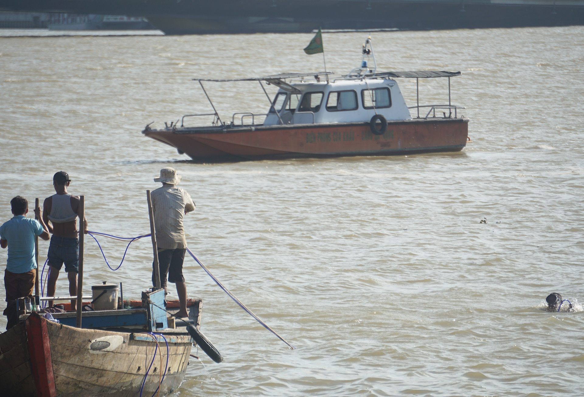 Tim kiem nguoi dan ong mat tich khi di cau ca hinh anh