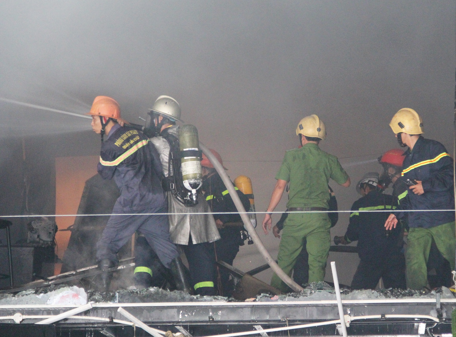 Gara oto boc chay giua khu dan cu hinh anh