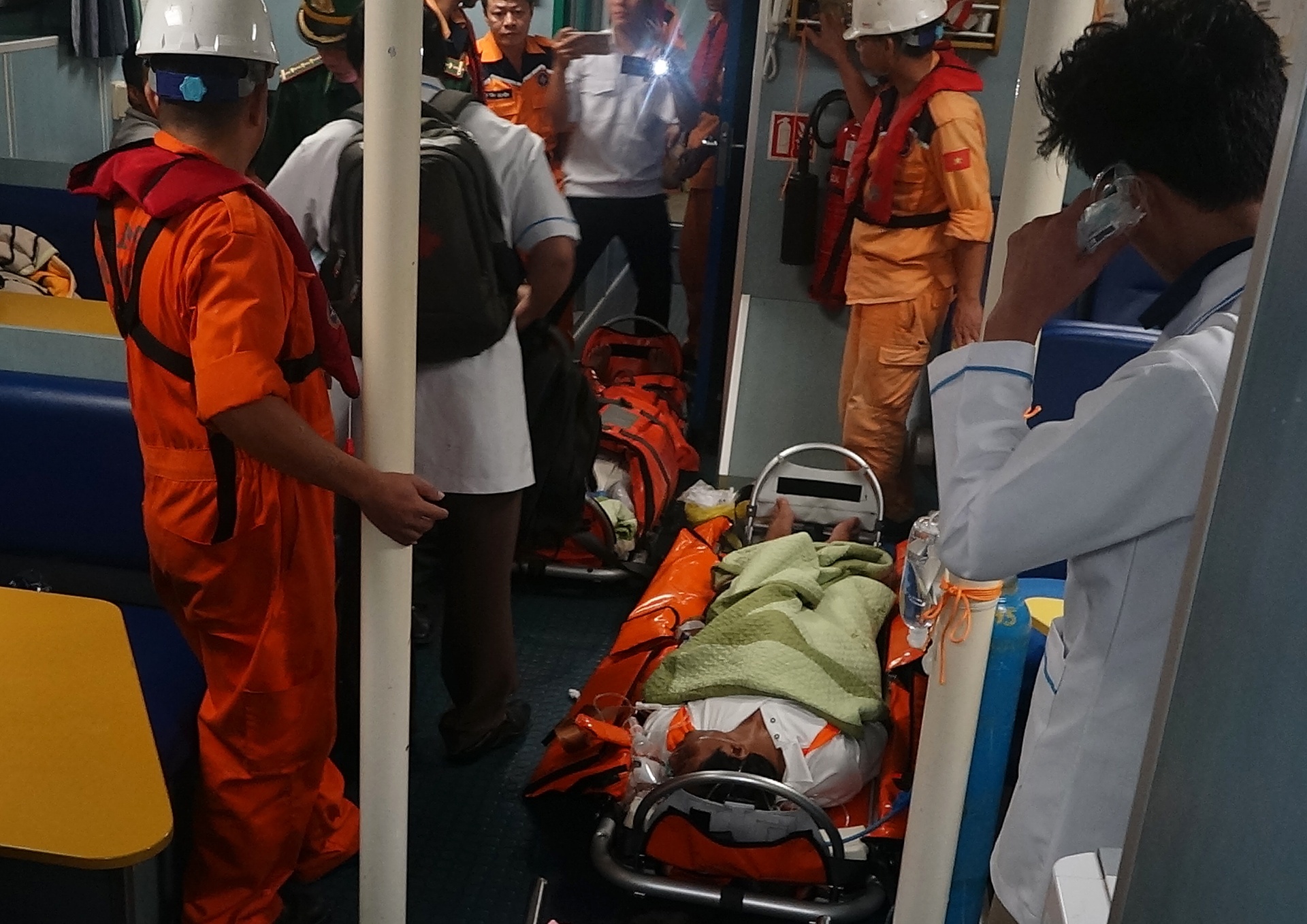 Vuot song cuu 3 ngu dan bi ngat khi gas ham lanh hinh anh