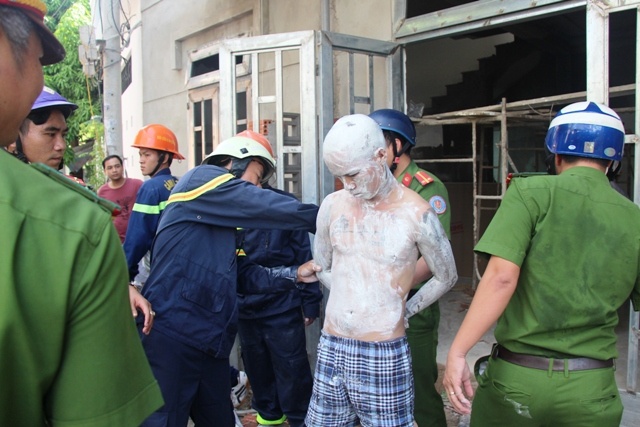 Nam thanh nien boi voi len nguoi doi nhay lau tu tu hinh anh