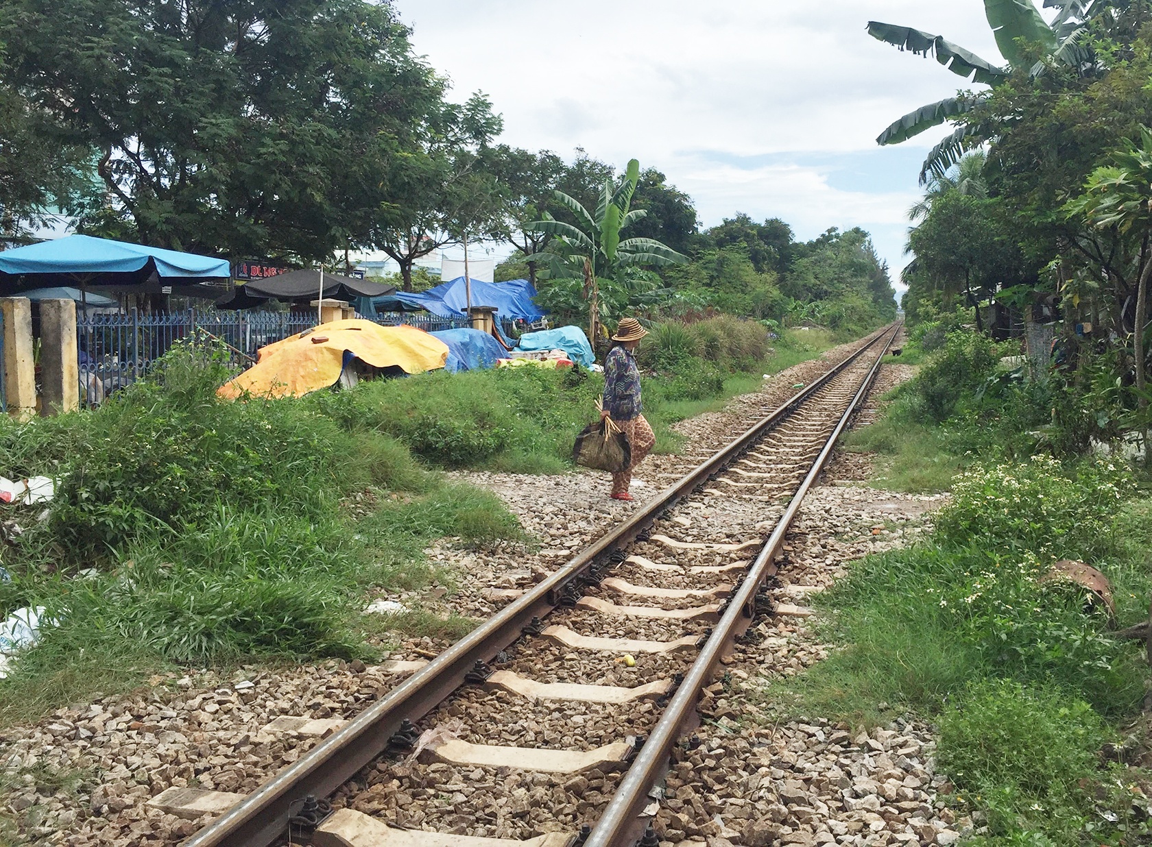 Bang qua duong sat, co gai 9X bi tau tong tu vong hinh anh