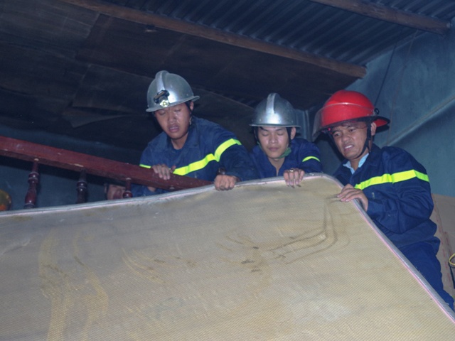 Hang xom pha cua dap lua khi nha vang chu hinh anh