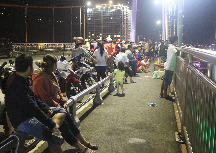 De lai oto, nguoi dan ong gieo minh xuong song Han tu tu hinh anh