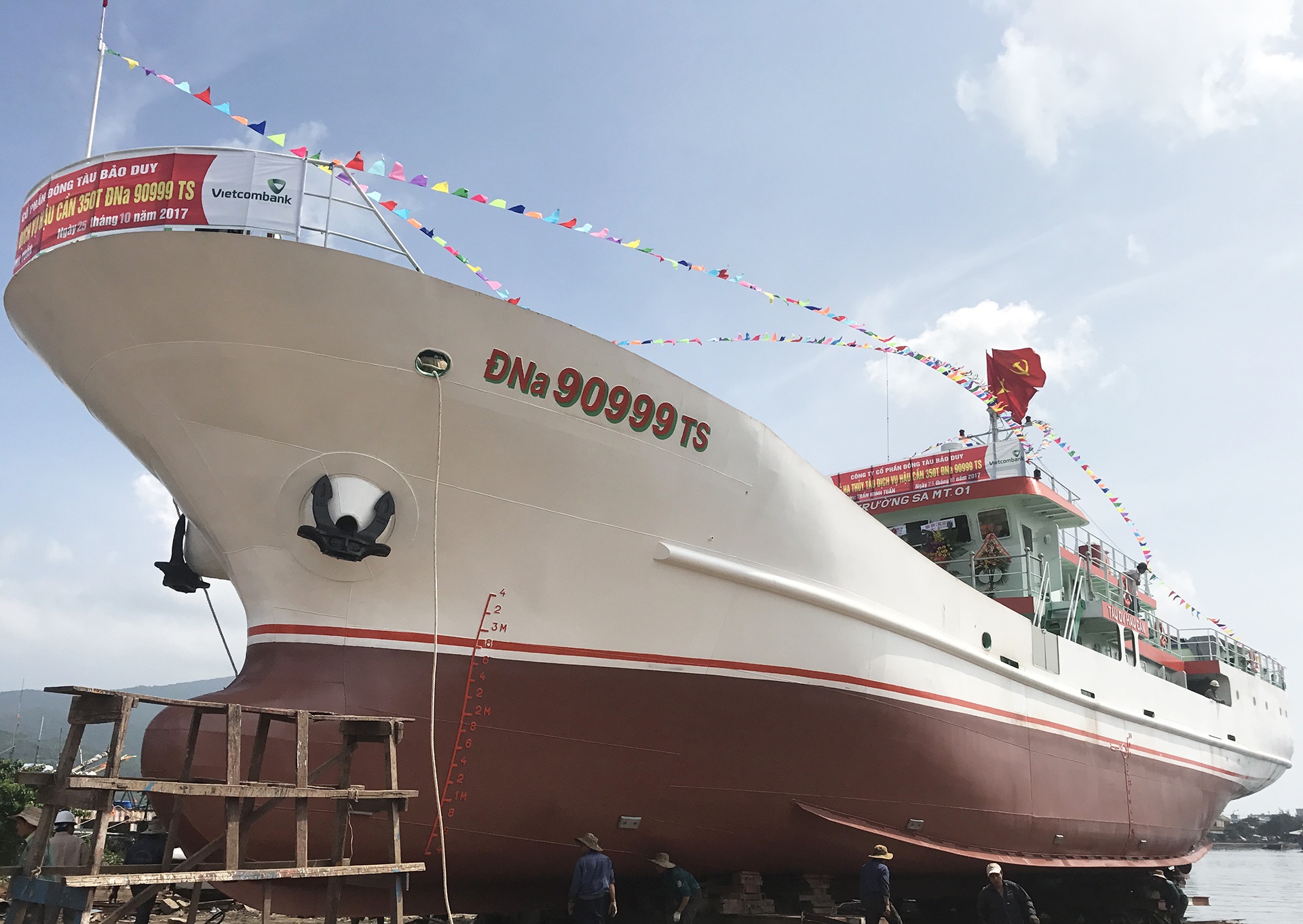 Ha thuy tau vo thep hau can nghe ca lon nhat mien Trung hinh anh