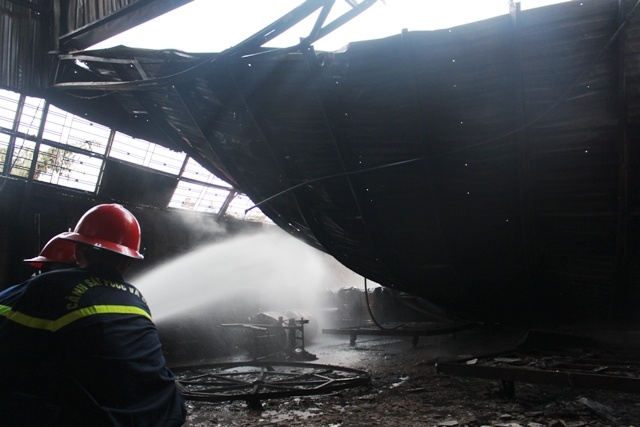 100 canh sat chua chay o kho chua nem tai Da Nang hinh anh