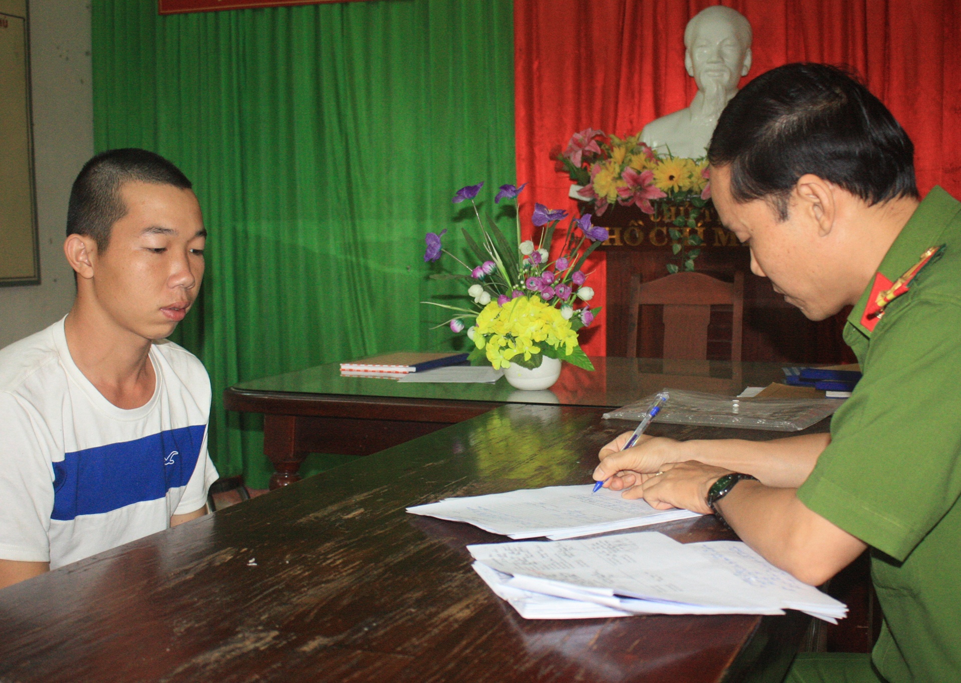 Khởi tố nam thanh niên chống người thi hành công vụ ảnh 1 Khoi to nam thanh nien chong nguoi thi hanh cong vu anh 1