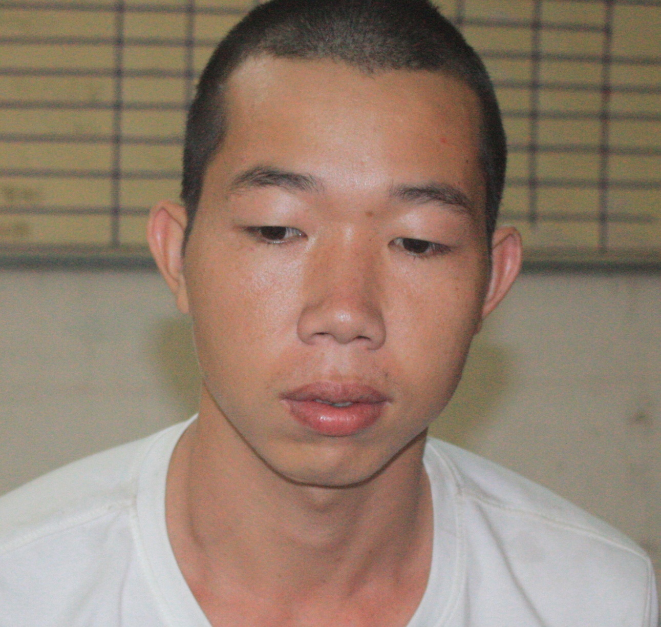 Di sai lan duong nam thanh nien tong canh sat giao thong roi bo chay hinh anh