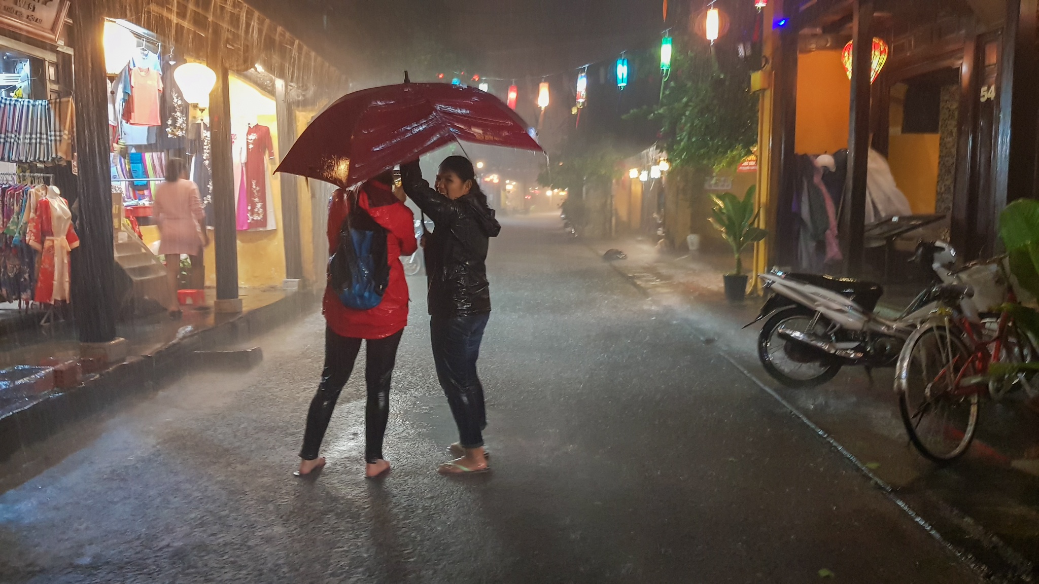 Nguoi dan hoi an chay lu anh 8