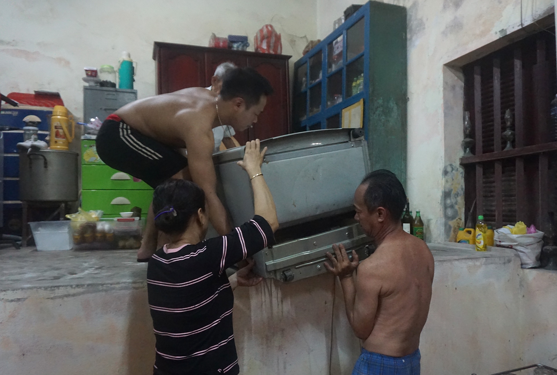 Nguoi dan hoi an chay lu anh 4