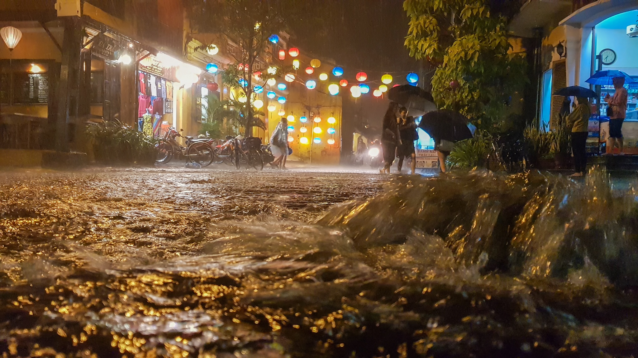 Thuy dien xa lu, pho co Hoi An dem ngap trong nuoc hinh anh