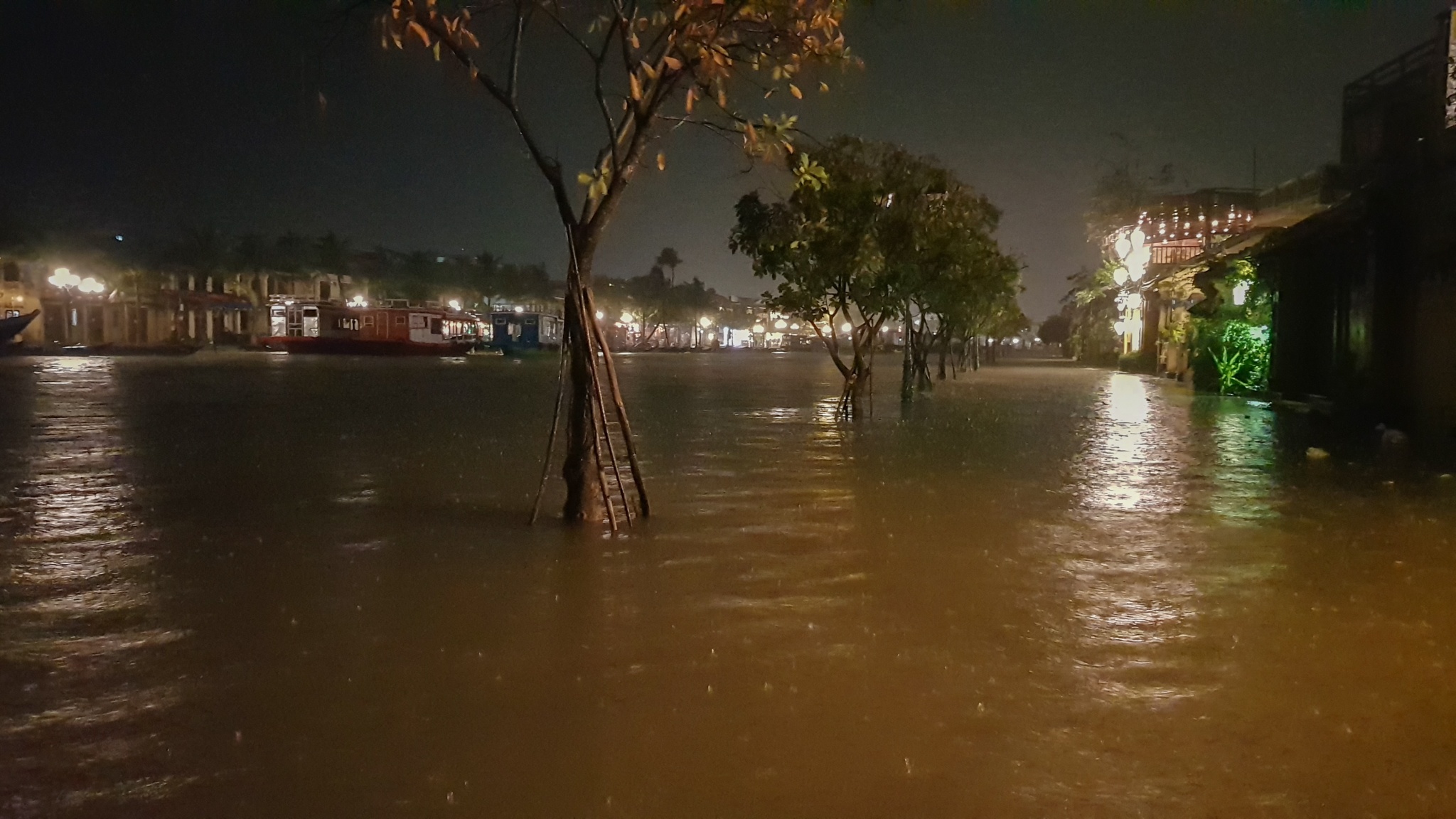 Nhieu tuyen duong tai TP Hoi An bien thanh song hinh anh