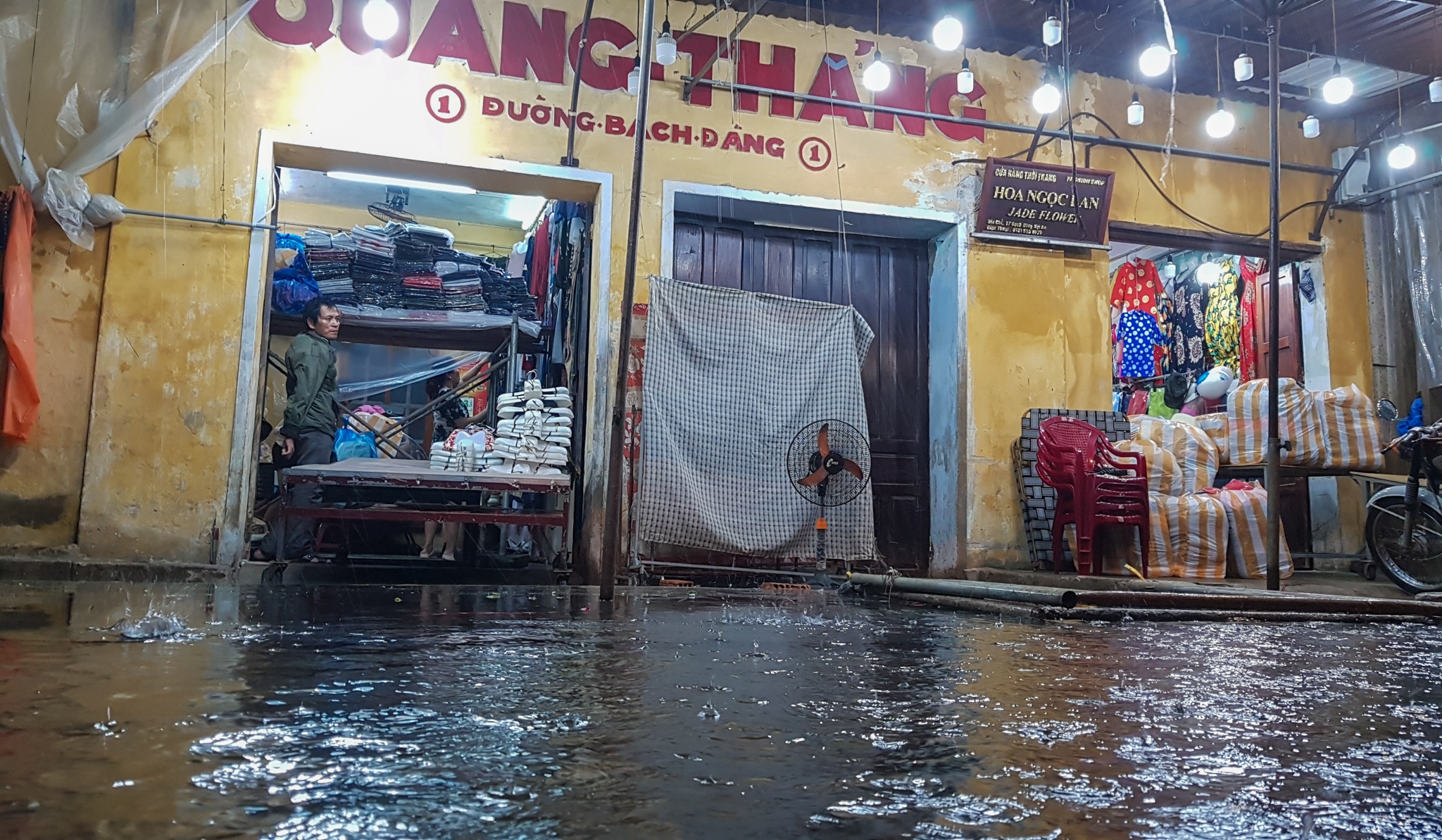 Nguoi dan hoi an chay lu anh 2