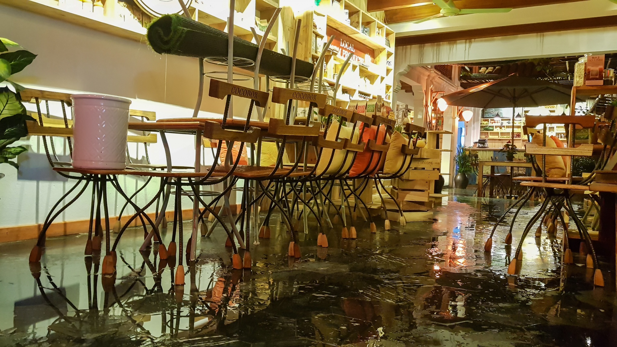 Nguoi dan hoi an chay lu anh 5