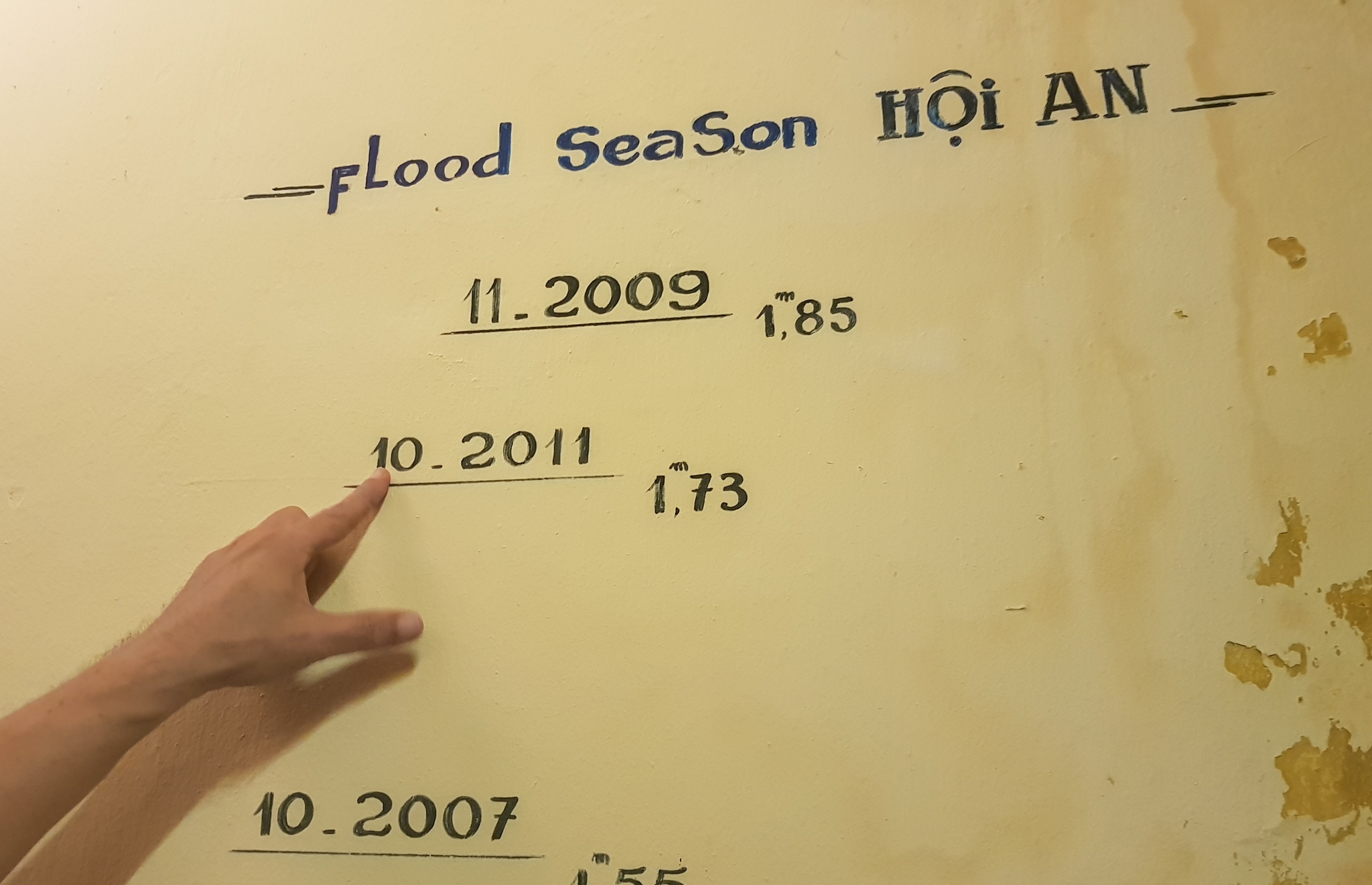 Nguoi dan hoi an chay lu anh 7