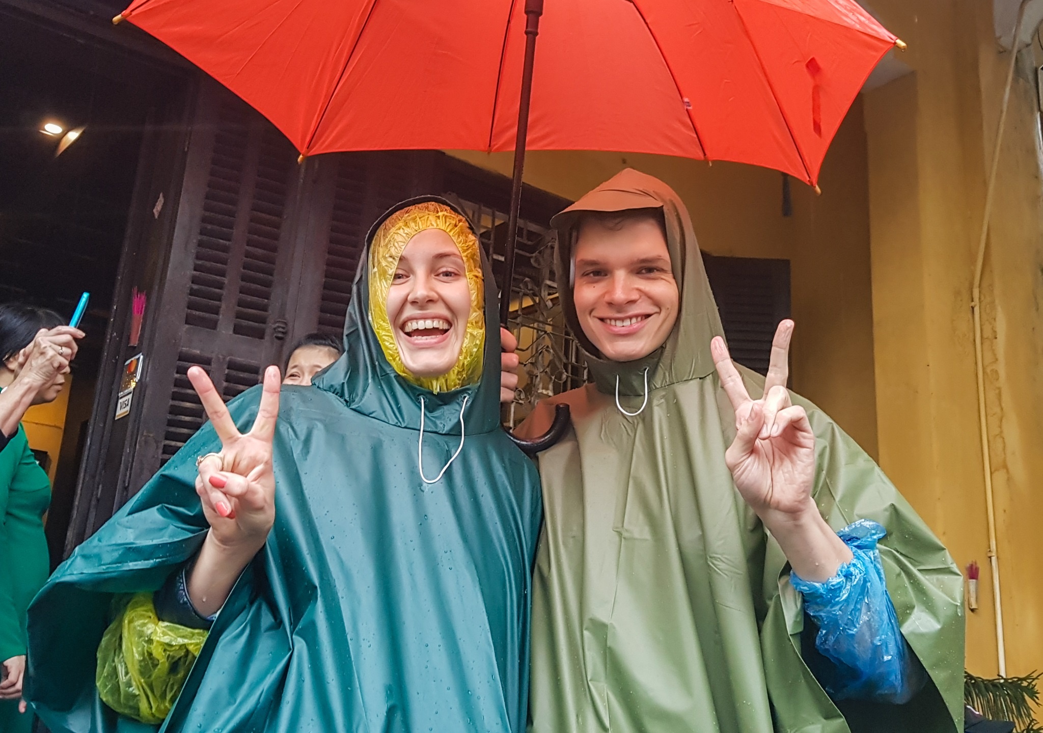 Du khách nước ngoài về hội an ngắm lũ ảnh 5 Du khach nuoc ngoai ve hoi an ngam lu anh 5