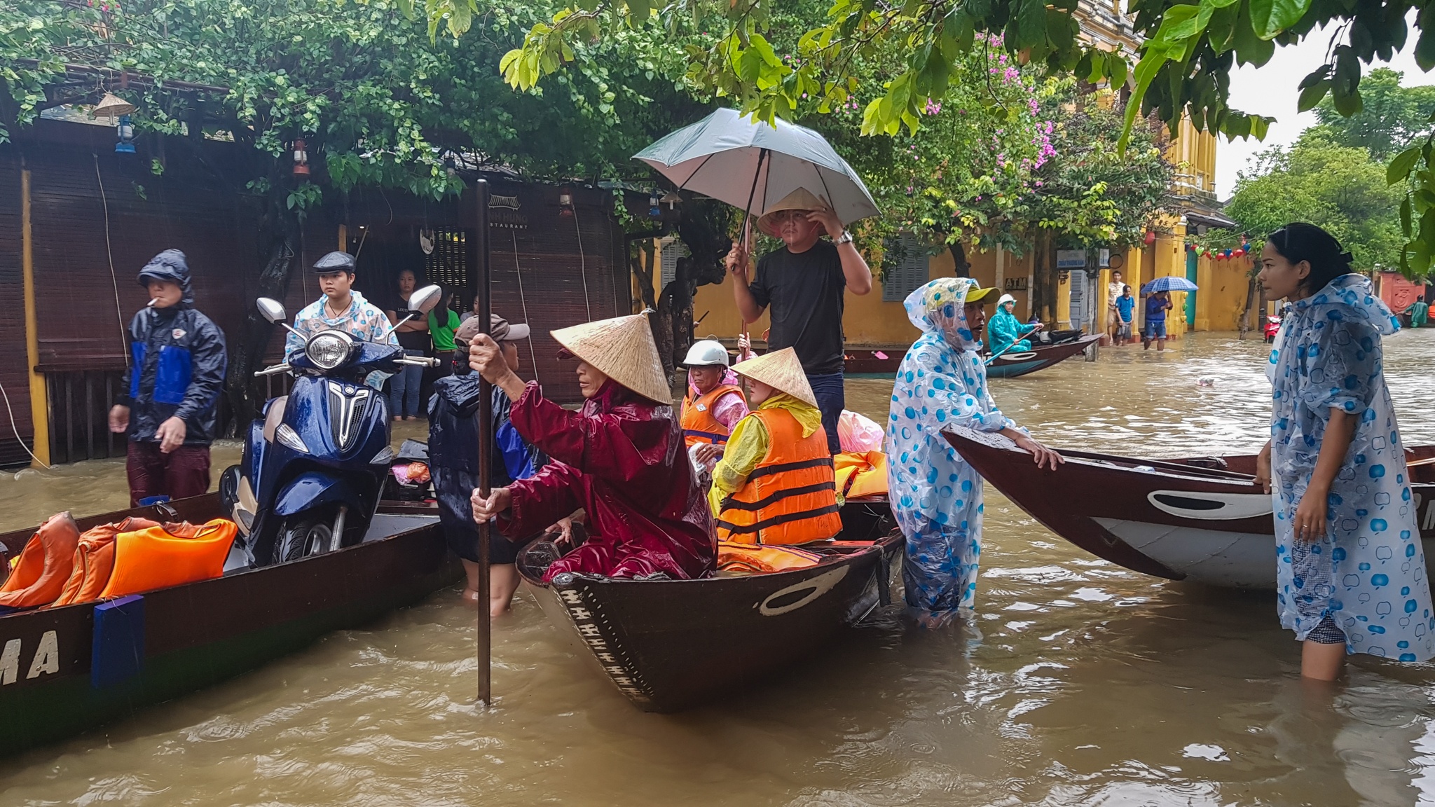 Lu ngap Hoi An, du khach van do ve ngam canh pho co hinh anh
