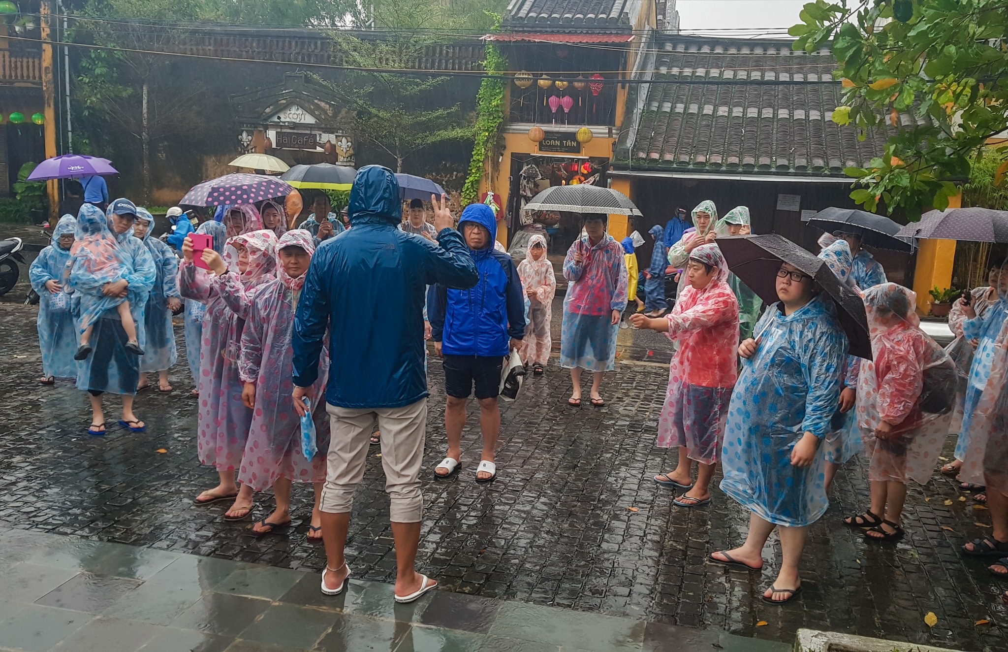 Du khách nước ngoài về hội an ngắm lũ ảnh 3 Du khach nuoc ngoai ve hoi an ngam lu anh 3