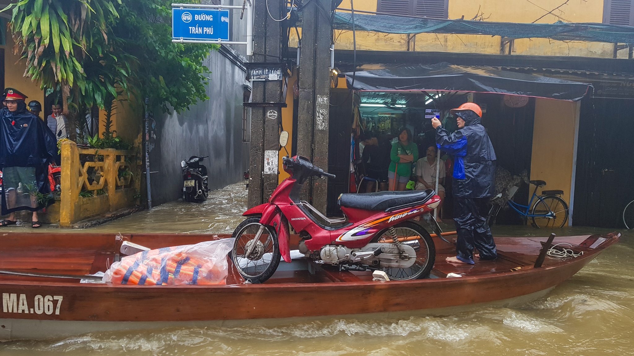 phố cổ hội an chìm trong nước lũ ảnh 5 pho co hoi an chim trong nuoc lu anh 5