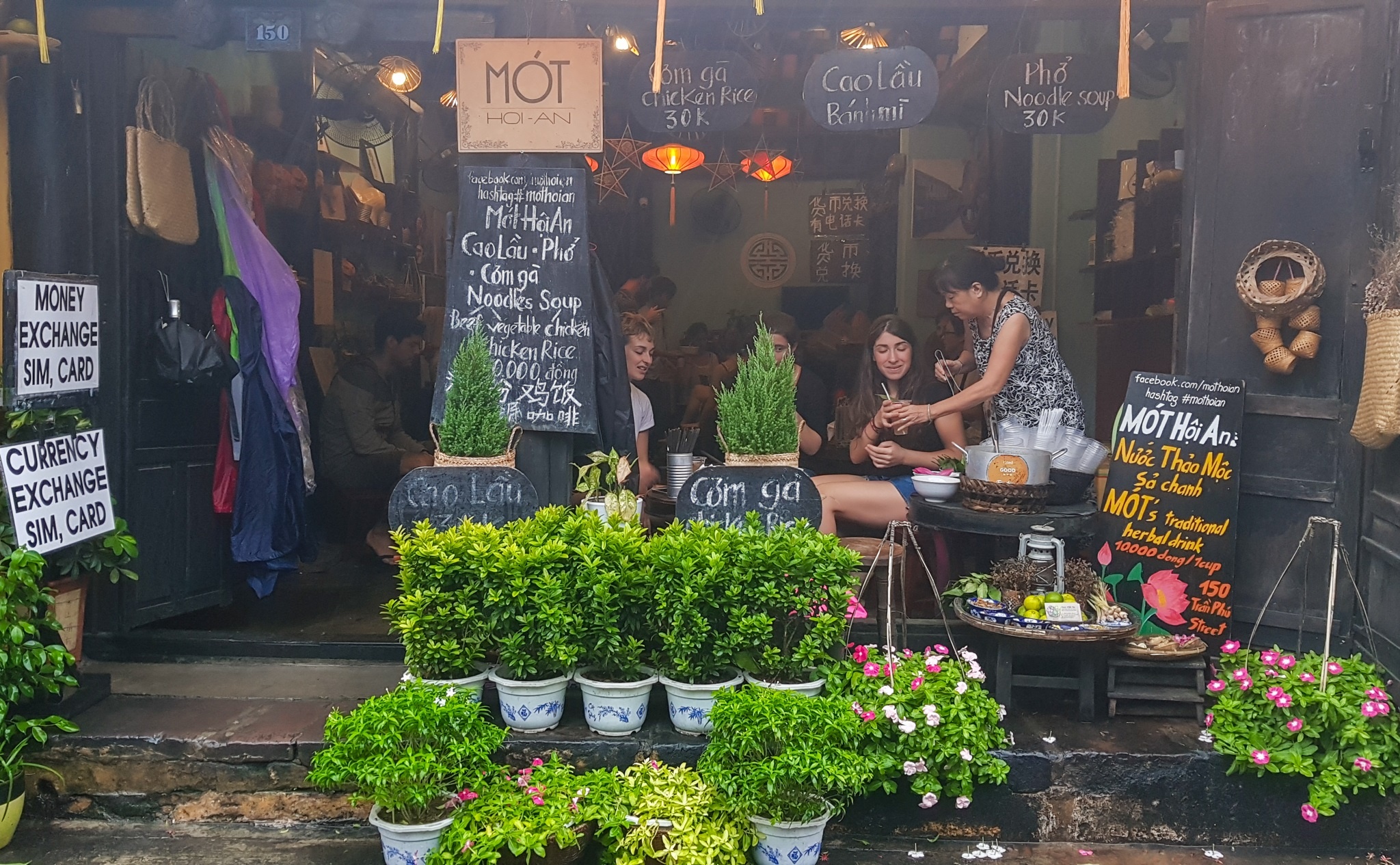 Du khách nước ngoài về hội an ngắm lũ ảnh 4 Du khach nuoc ngoai ve hoi an ngam lu anh 4