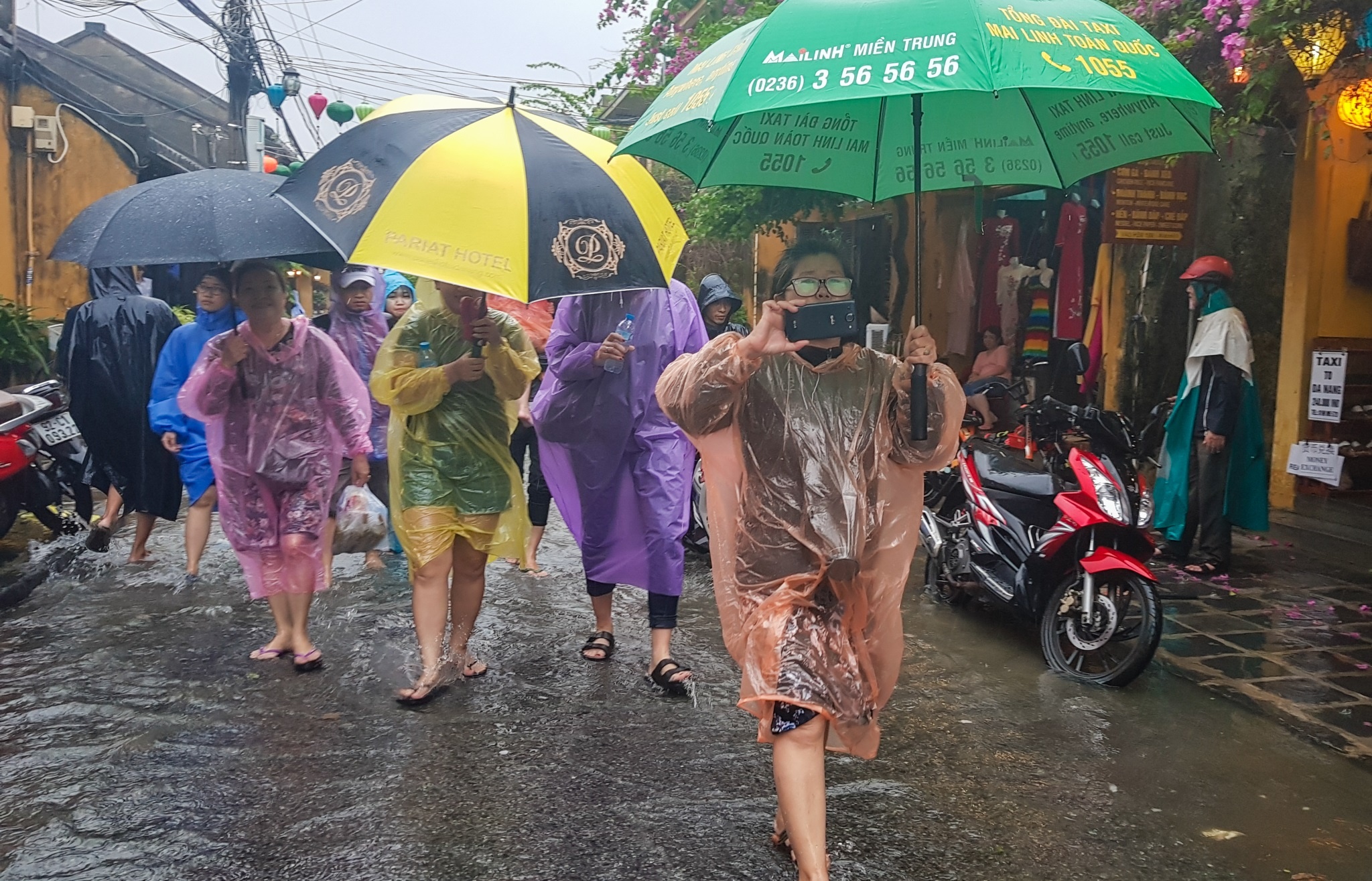 Du khách nước ngoài về hội an ngắm lũ ảnh 1 Du khach nuoc ngoai ve hoi an ngam lu anh 1