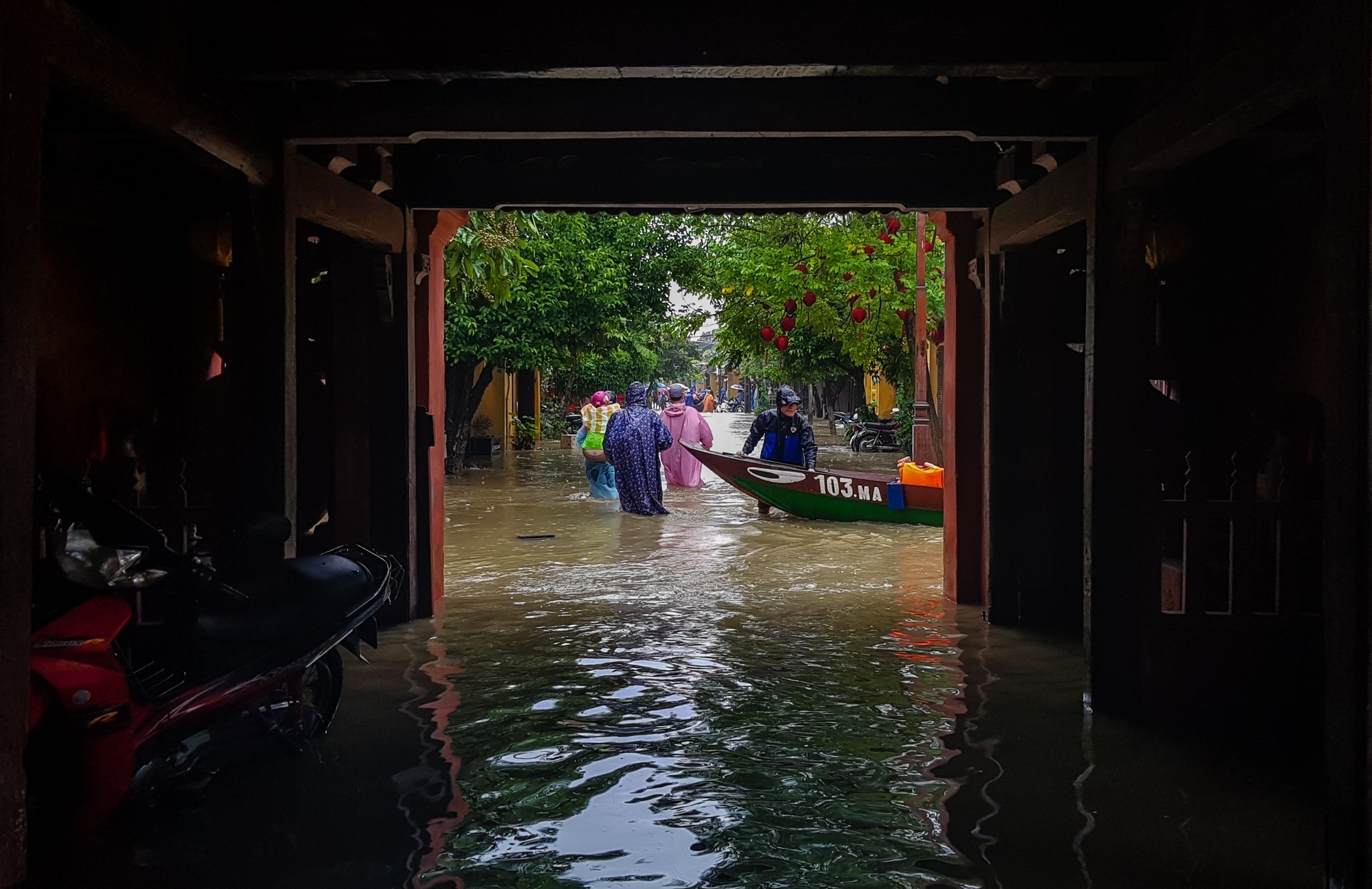 Du khách nước ngoài về hội an ngắm lũ ảnh 8 Du khach nuoc ngoai ve hoi an ngam lu anh 8
