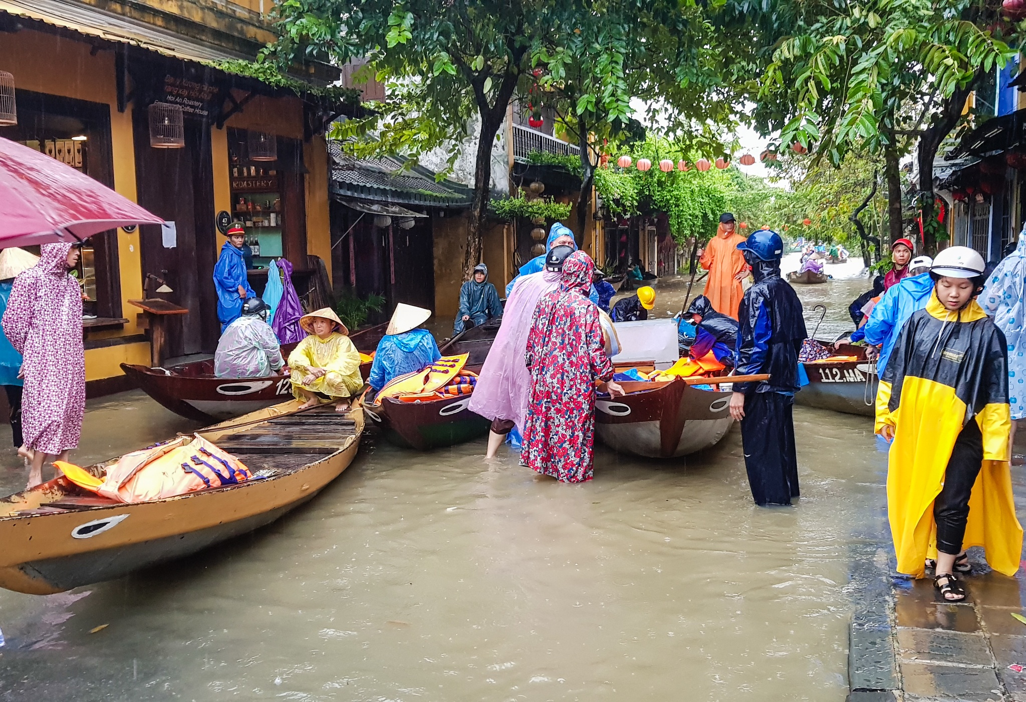 phố cổ hội an chìm trong nước lũ ảnh 7 pho co hoi an chim trong nuoc lu anh 7