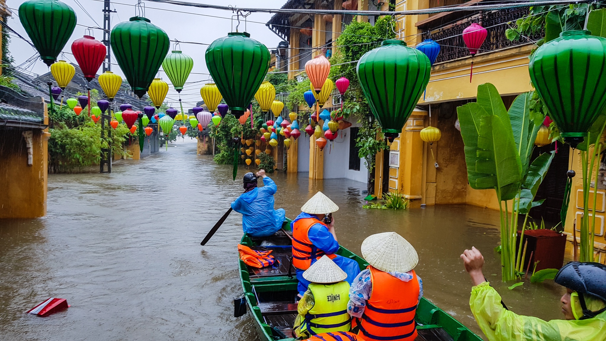 Kiem tien trieu moi ngay khi pho co Hoi An chim trong nuoc lu hinh anh