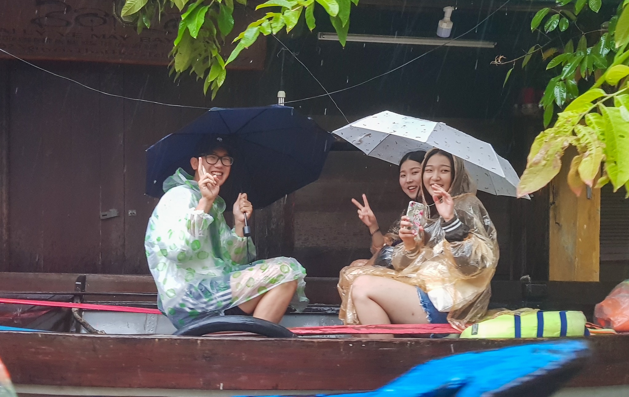 Khach Tay hung thu dao pho lu Hoi An hinh anh