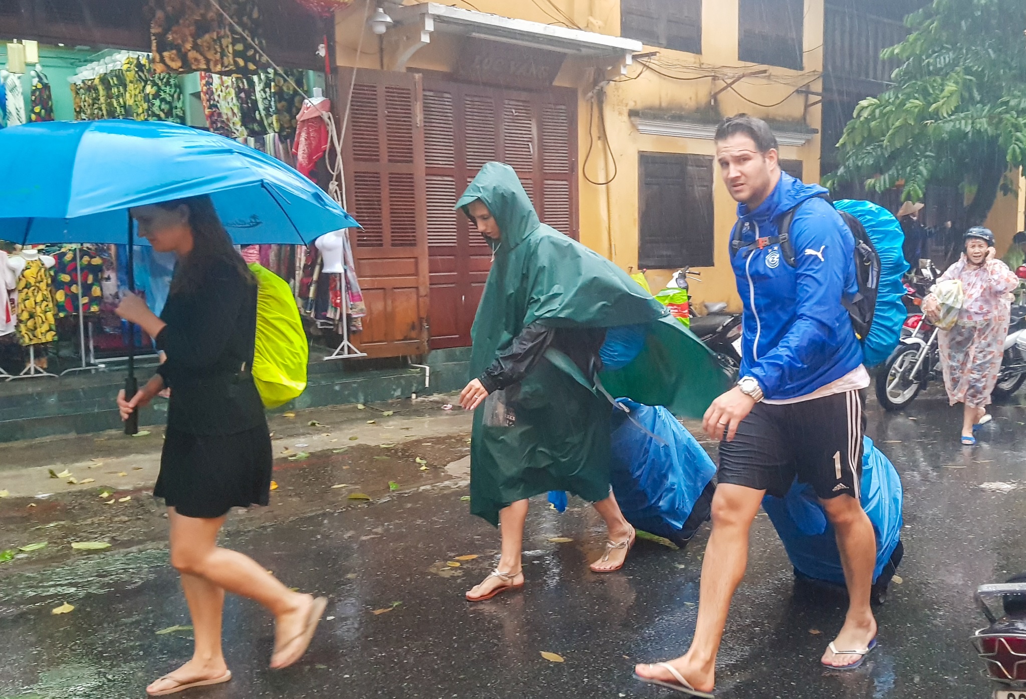 Du khách nước ngoài về hội an ngắm lũ ảnh 6 Du khach nuoc ngoai ve hoi an ngam lu anh 6