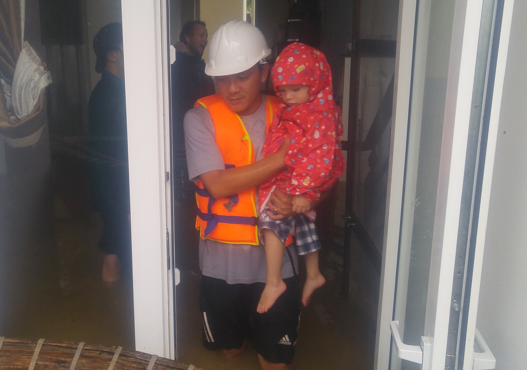 5 nguoi duoc cuu ra khoi ngoi nha ngap lu hinh anh