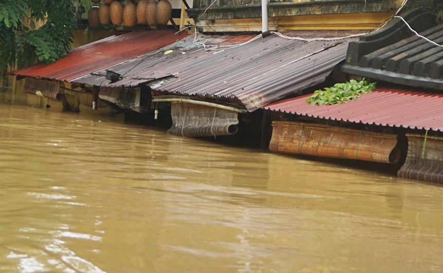 Nguoi Hoi An trong con lu ngap toi mai nha hinh anh