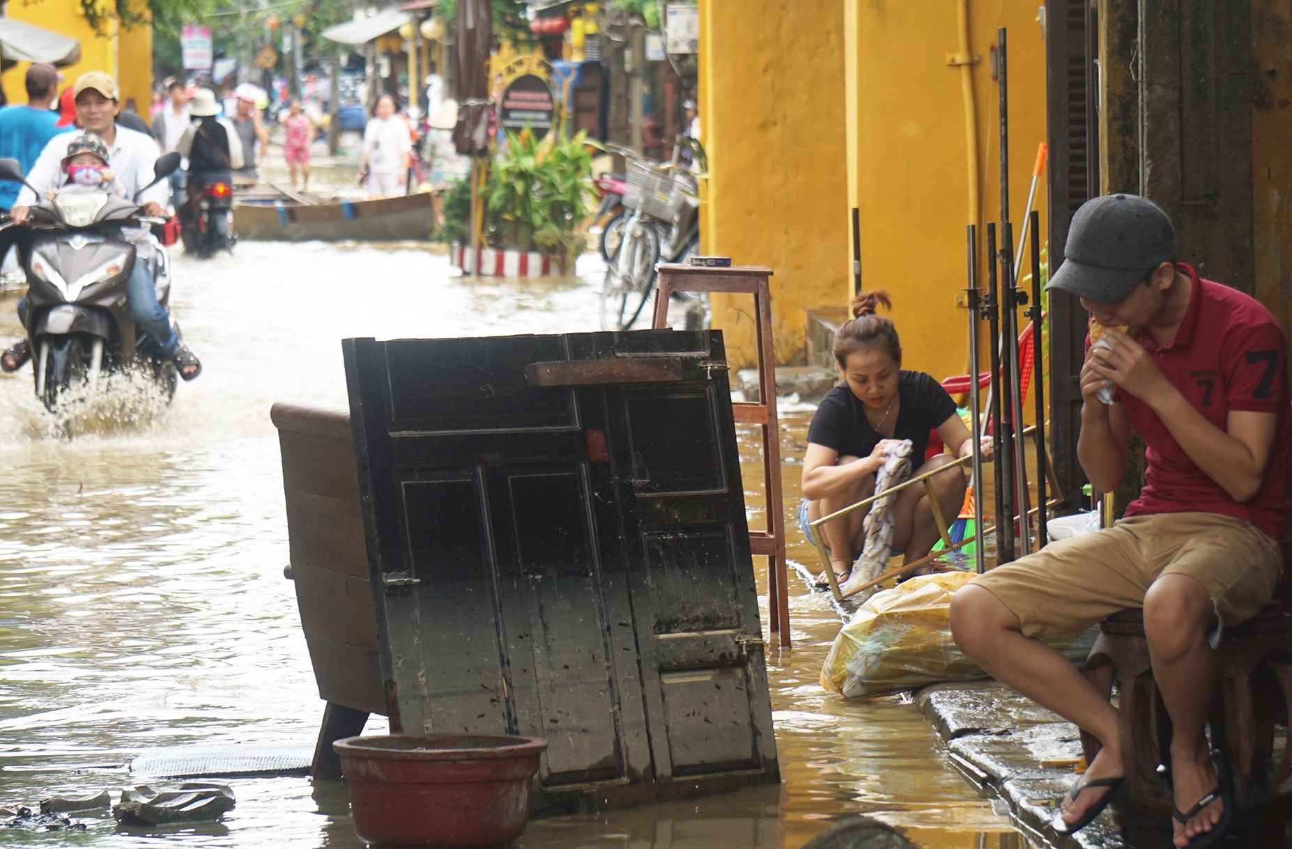 Người dân hội an dọn lũ ảnh 12 Nguoi dan hoi an don lu anh 12
