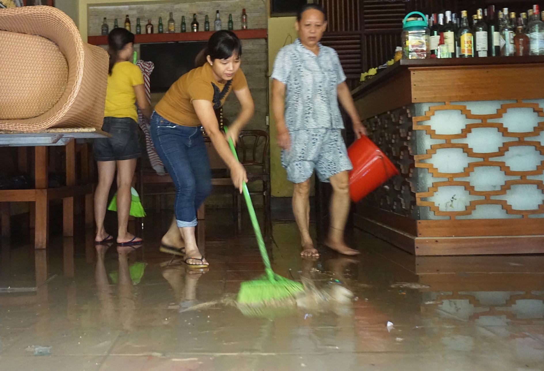 Người dân hội an dọn lũ ảnh 8 Nguoi dan hoi an don lu anh 8