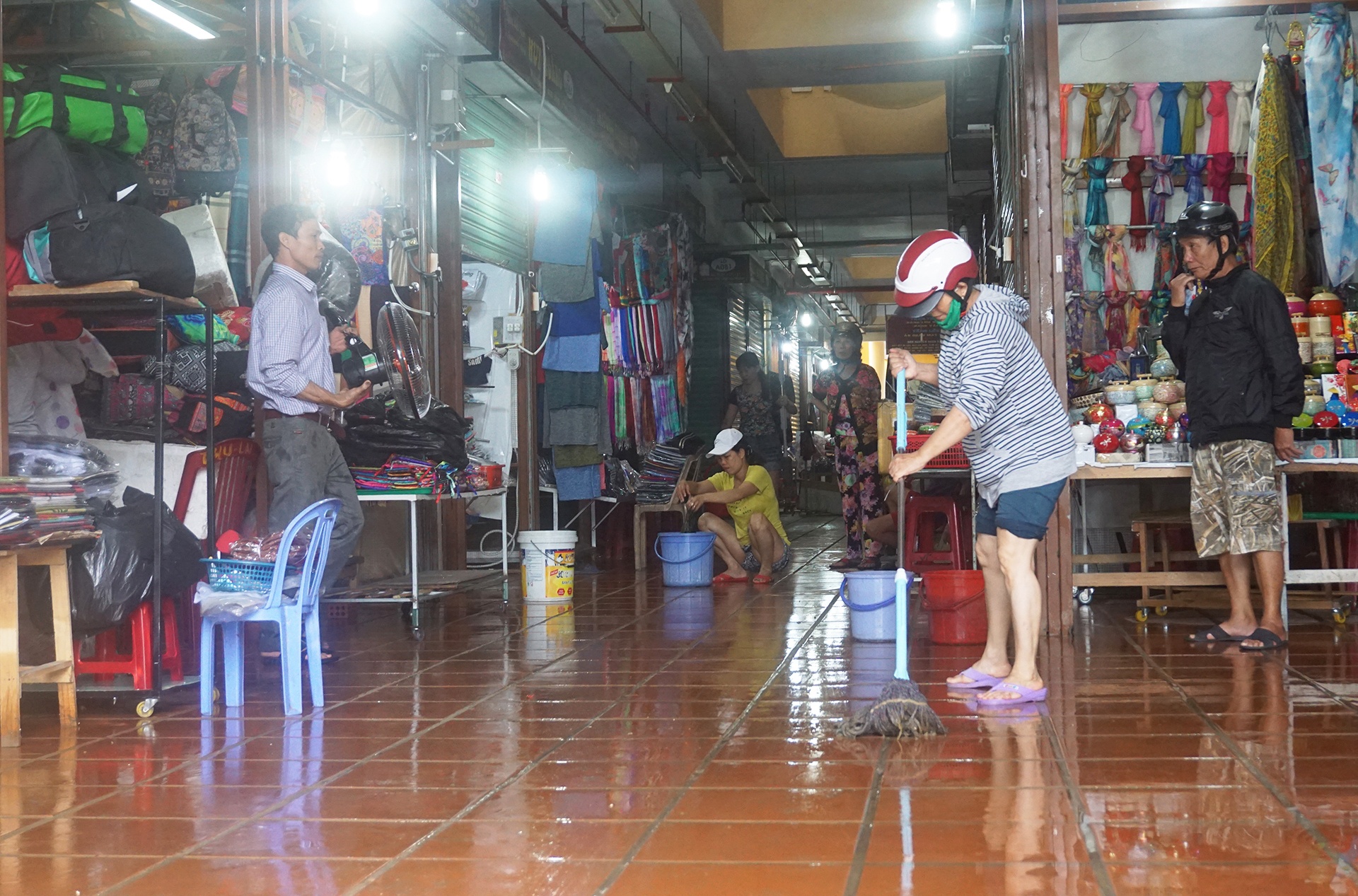 Người dân hội an dọn lũ ảnh 11 Nguoi dan hoi an don lu anh 11