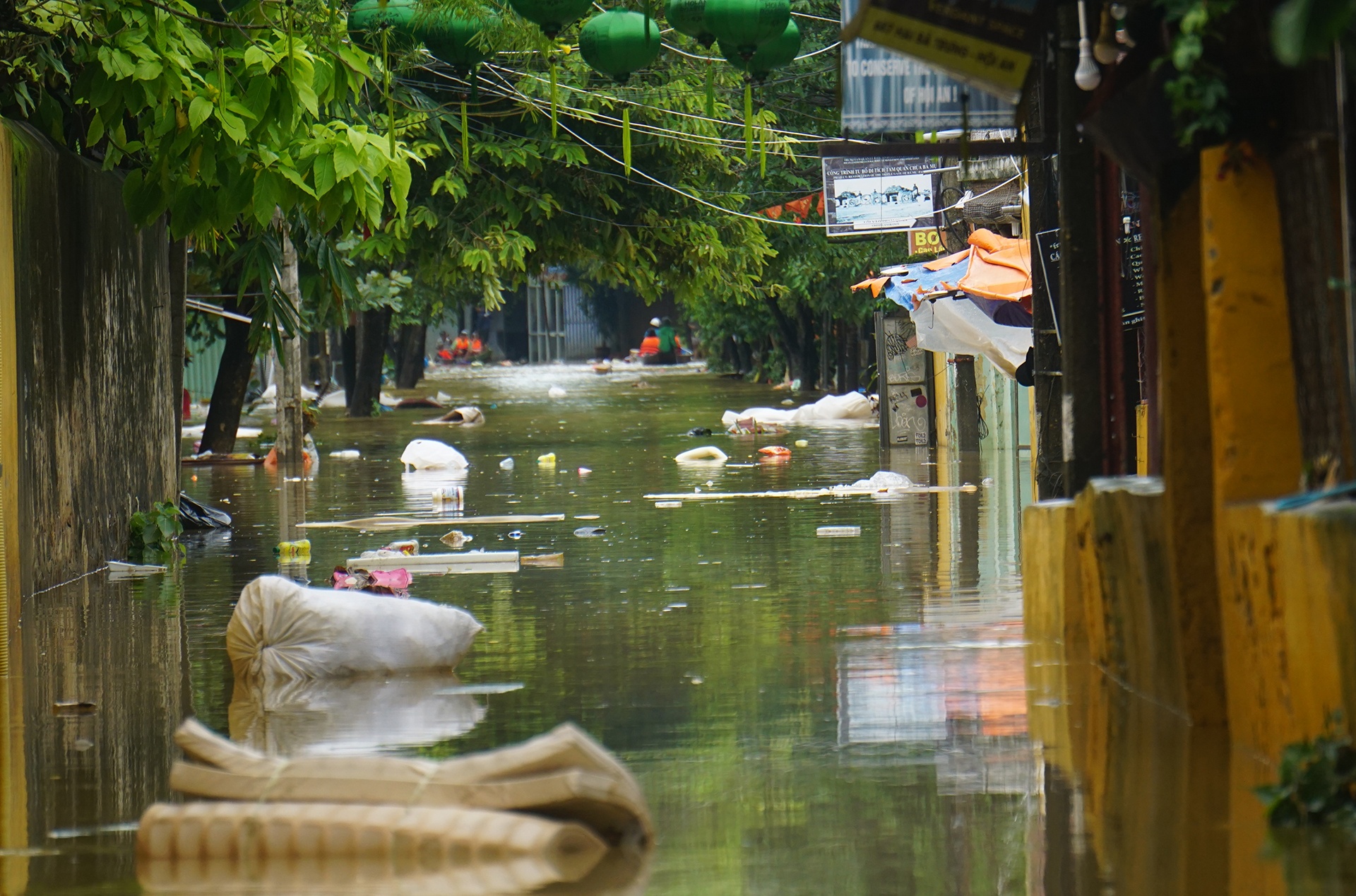 Người dân hội an dọn lũ ảnh 16 Nguoi dan hoi an don lu anh 16