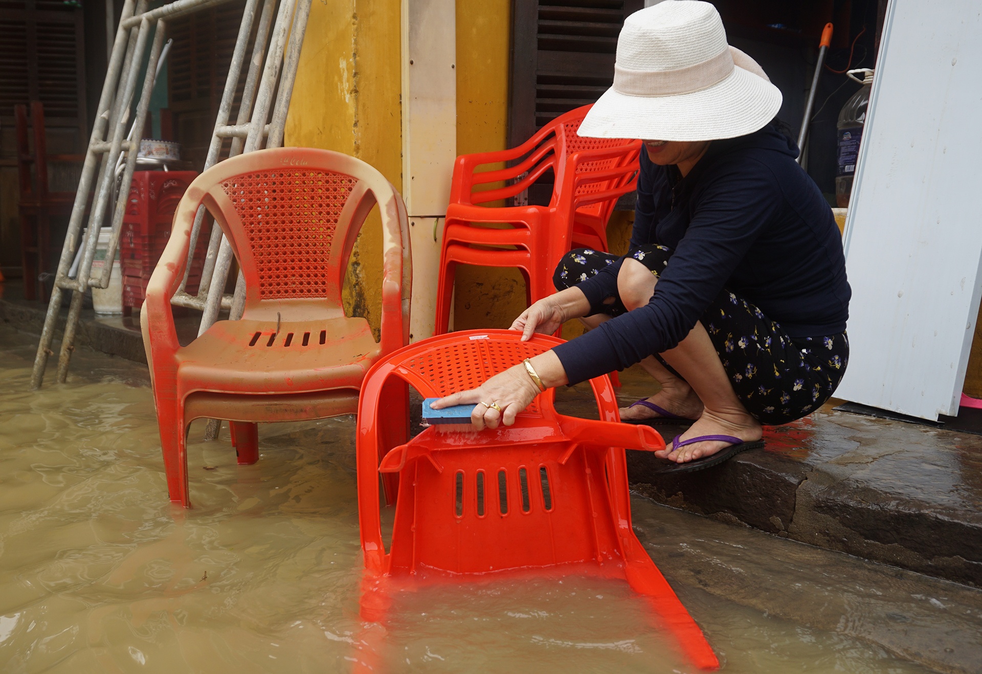 Người dân hội an dọn lũ ảnh 10 Nguoi dan hoi an don lu anh 10