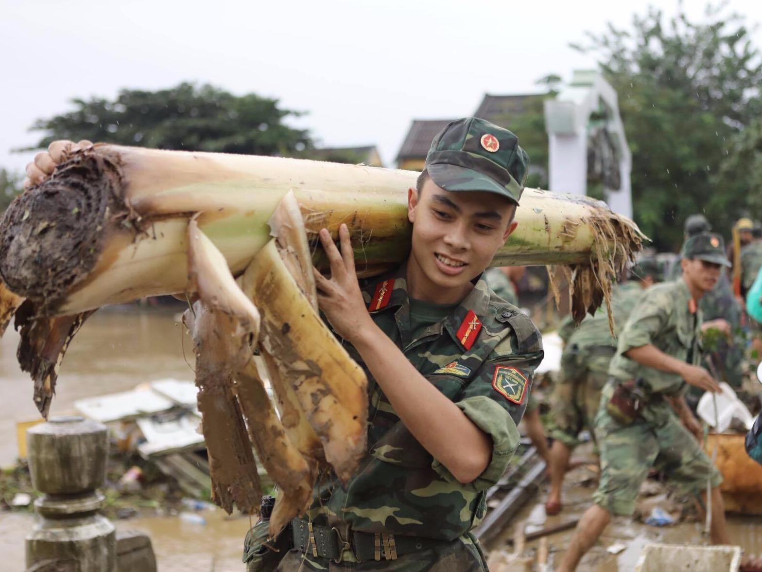 Lu rut, quan doi cung nguoi dan Hoi An tat bat don ve sinh hinh anh