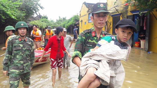 Bo doi vuot lu dua hoc sinh 10 tuoi di cap cuu hinh anh