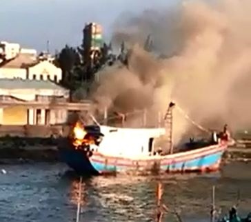 Tau ca boc chay du doi tai Da Nang hinh anh