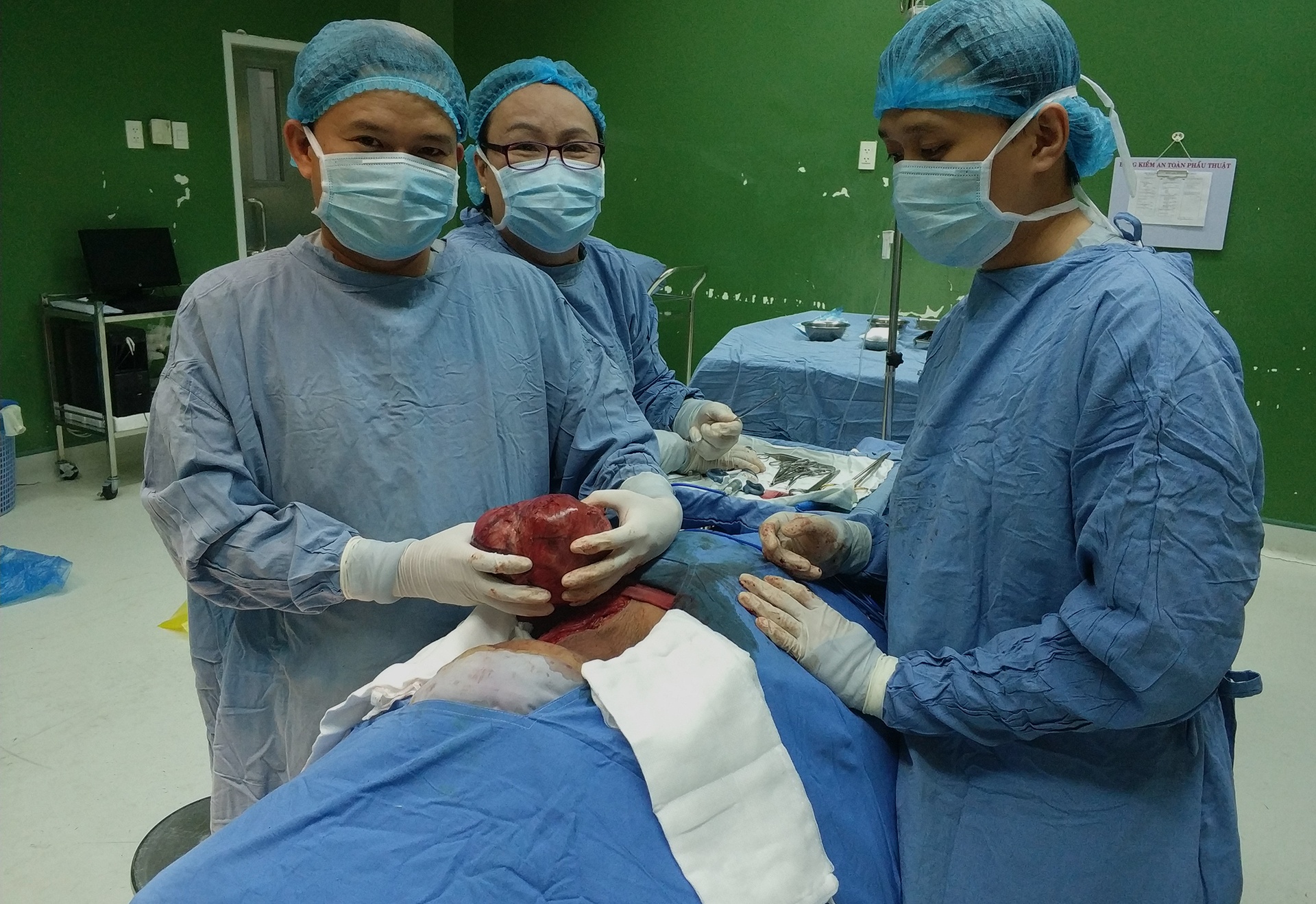 Cắt bỏ khối u  ảnh 2 Cat bo khoi u anh 2