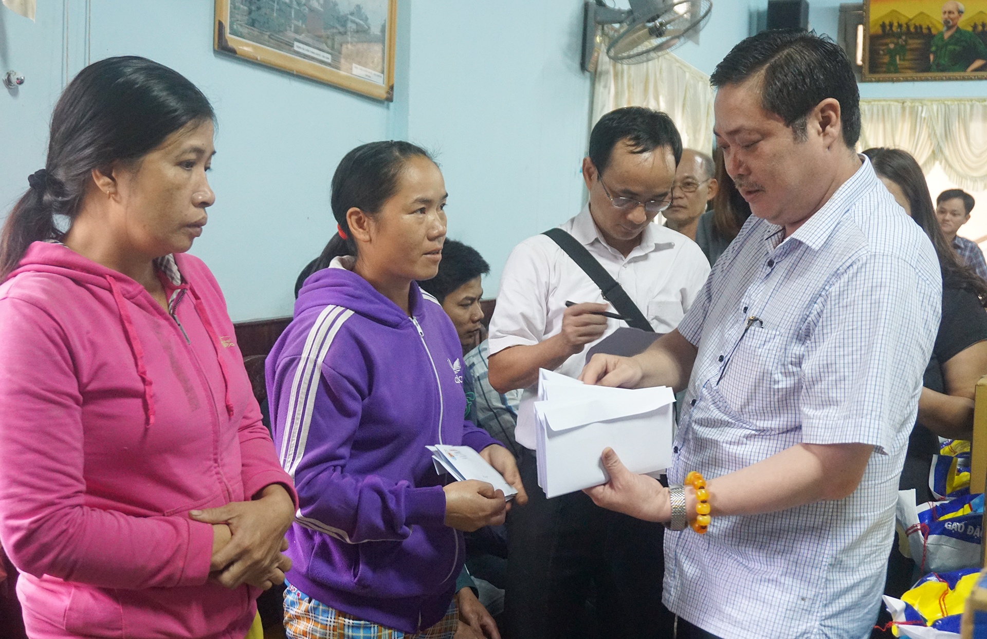 Hon 300 trieu dong den voi nguoi dan vung lu Quang Nam hinh anh